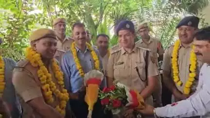 लाडपुरा: लूट की वारदात का खुलासा करने पर शहर के व्यापारियों ने कैथूनीपोल थाने पर पुलिस अधीक्षक व टीम का किया जोरदार स्वागत