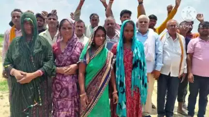 किशनी: बदहाल किशनी-रामनगर मार्ग पर ग्रामीणों ने किया प्रदर्शन, डीएम से मार्ग सुधारने की की मांग