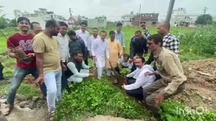 धमतरी: सोरिद वार्ड में श्यामा प्रसाद जयंती पर एक पेड़ मां के नाम तहत आयोजित वृक्षारोपण कार्यक्रम में BJP जिला अध्यक्ष हुए शामिल