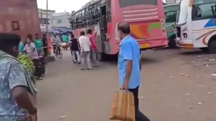 গড়বেতা ৩: 9 জুলাই ধর্মঘটের সমর্থনে চন্দ্রকোণা রোড সেন্ট্রাল বাসস্ট্যান্ডে প্রচার করল CITU