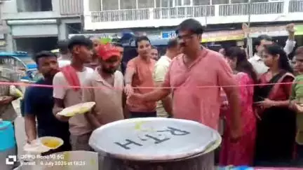 बड़ौत: सारथी वेलफेयर फाउंडेशन की 31वीं रसोई का बड़ौत कोतवाल ने किया शुभारंभ, जरूरतमंदों को ₹5 में मिला भरपेट भोजन
