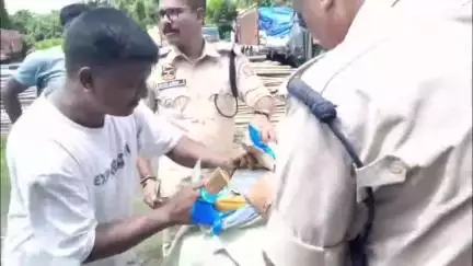 কোকৰাঝাৰ ভাগ: অসম-বংগ সীমান্তৰ শ্ৰীৰামপুৰত বৃহৎ পৰিমানৰ নকল গোল্ড ফ্লেক লাইট ছিগাৰেট জব্দ আৰক্ষীৰ