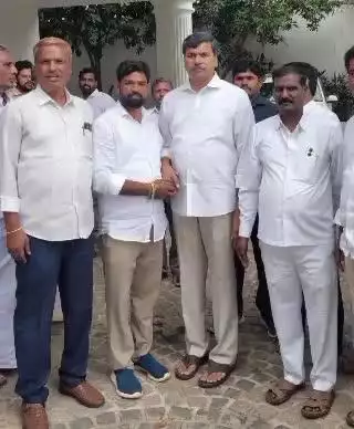 దుద్దుకుంట నివాసంలో మడకశిర వైసీపీ ఇంచార్జ్ ఈర లక్కప్ప.