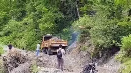 बागेश्वर: बारिश के कारण भानी मोटर मार्ग में आया मलवा, बंद सड़क को खोला गया