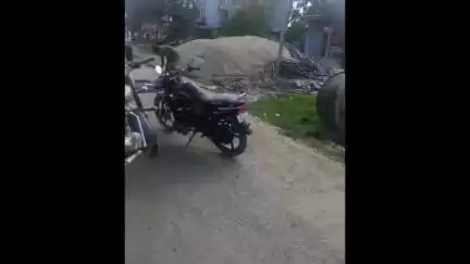 नवाबगंज: मसौली के पशु बाजार के निकट गिट्टी से लदे ट्रेलर ने बाइक सवार को मारी जोरदार टक्कर, एक युवक की मौत, दूसरा घायल