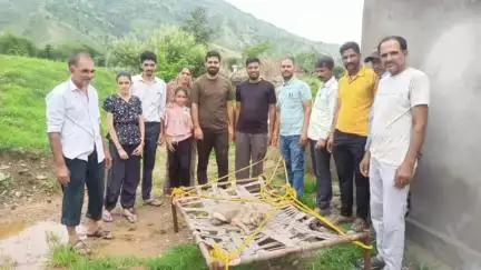 झाडोल: हाथिकाड गांव में वन विभाग और ग्रामीणों ने मिलकर कुएं में गिरे सियार को बचाया