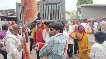 अकोट: विठ्ठल मंदिर केमलापुर येथुन विठ्ठल रुक्मिणी मातेच्या पालखीची नगरपरिक्रमा;शिवाजी महाराज चौक जवळ पालखिचे पुजन व फराळ वितरण