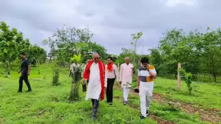राजगढ़: राजगढ़ सांसद रोडमल नागर ने भैंसवा माता मंदिर में 'एक पेड़ मां के नाम' अभियान के तहत किया वृक्षारोपण