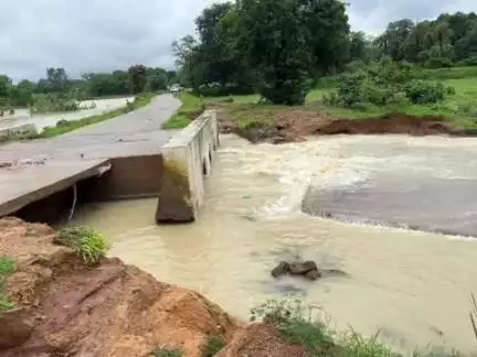 ସୁନ୍ଦରଗଡ ସହର: ହେମଗିର ବ୍ଲକ୍ ଅନ୍ତର୍ଗତ ସମସ୍ତ ବର୍ଷା ବିତ୍ପାତ ଅଞ୍ଚଳ ବୁଲି ଦେଖିଲେ ପ୍ରଶାସନିକ ଅଧିକାରୀ, ବାଣ୍ଟିଲେ ରିଲିଫ୍ ସାମଗ୍ରୀ