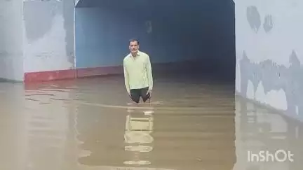 विदिशा नगर: खरी फाटक अंडर ब्रिज पर 4 से 5 फीट पानी भरा, लोग पटरी पार करने को मजबूर