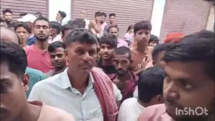 उदाकिशुनगंज: उदाकिशुनगंज प्रखंड के मंजौरा में युवक का अर्धनग्न शव लटका मिला, देखने के लिए उमड़ी भीड़