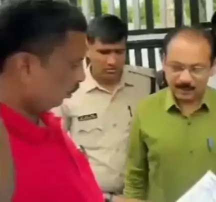 डिंडौरी: शिक्षकों के स्थानांतरण की जांच को लेकर विधायक ओमकार सिंह मरकाम ने डिप्टी कलेक्टर को ज्ञापन सौंपा
