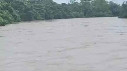 ডিফু: বোকাজানত হৈ থকা মুষলধাৰ বৰষুণৰ ফৱৃলত বোকাজানৰ নৈপৰীয়া কেইবাখনো গাওঁ জলমগ্ন
