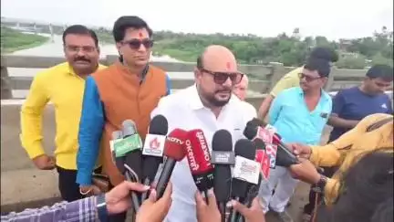 जळगाव: उध्दव आणि राज ठाकरे एकत्र येणे हा त्यांचा व्यक्तीगत विषय आहे-पालकमंत्री गुलाबराव पाटील यांची तरसोद फाट्यावर प्रतिक्रिया