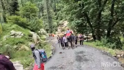 मंडी: आपदा प्रभावित सराज क्षेत्र में 24 मेडिकल टीमें पैदल पहुंचकर दे रही हैं स्वास्थ्य सेवाएं: उपायुक्त
