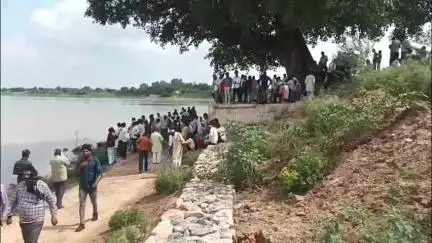 चकरनगर: सहसों में छेड़छाड़ से परेशान किशोरी ने दसवें दिन दम तोड़ा, पुलिस प्रशासन की मौजूदगी में किया गया अंतिम संस्कार