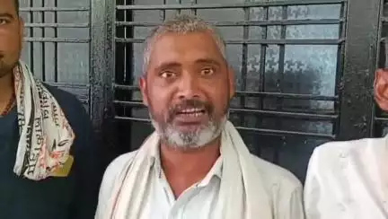 राठ: राठ तहसील परिसर में भ्रष्टाचार की शिकायत करने पर किसानों को पड़ा महंगा, एसडीएम ने दोनों किसानों को कस्टडी में बैठाया