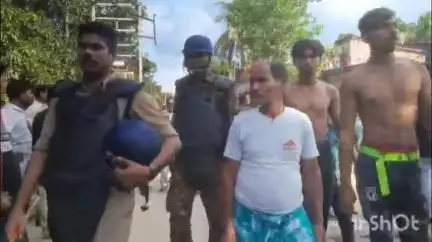 রতুয়া ২: করা পুলিশের নিরাপত্তায় গোসাইপুর থেকে বের হল মহরমকে কেন্দ্র করে সুবিশাল তাজিয়ার শোভাযাত্রা