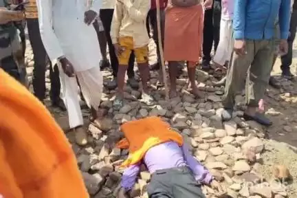 बैराड़: बैराड़ में युवक की मौत के बाद परिजनों ने शव रखकर लगाया चक्काजाम, प्रशासन के आश्वासन के बाद खुला जाम, विधायक पहुंचे