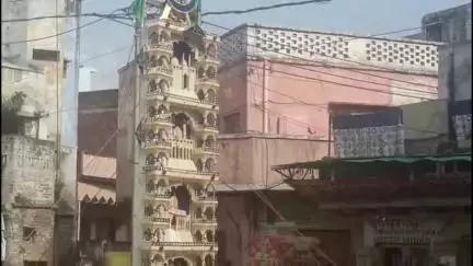 एटा: कस्बा मारहरा में मोहर्रम की 10वीं पर ताजिया जुलूस में युवाओं ने परंपरागत लाठी-डंडों के साथ दिखाए हैरतअंगेज कारनामे