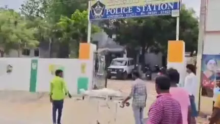 కడప: ఒంటిమిట్ట పోలీస్ స్టేషన్ ఎదుట మృతదేహంతో ఆందోళనకు దిగిన పలువురు