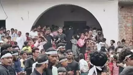 लहरपुर: लहरपुर नगर के मोहल्ला काजी टोला से दस मोहरम को निकाला गया जुलूस, भारी पुलिस बल रहा मौजूद