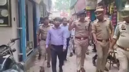 चंदौली: मोहर्रम पर्व के दृष्टिगत जिले के भीड़भाड़ वाले इलाकों में सुरक्षा के लिए डीएम-एसपी ने किया पैदल गश्त