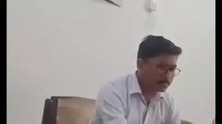 गोंडा: गोंडा में चकबंदी विभाग के कर्मचारी का रिश्वत लेते वीडियो हुआ वायरल