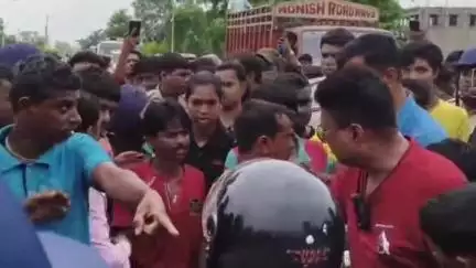 দাসপুর ১: রাজ্য সড়কে পথদুর্ঘটনা,পুলিশের সাথে খন্ডযুদ্ধ বেধে যায় এলাকার সাধারণ মানুষের,দাসপুরে