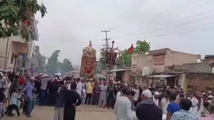 रेवदर: रेवदर में इमाम हुसैन की शहजाद पर निकाला जा रहा ताजिया जुलूस, ताजिया के अखाड़े में युवा दिखा रहे हैं हैरतअंगेज करतब