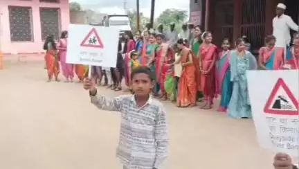 पैठण तालुक्यातील खादगावं येथिल जिल्हा परिषद शाळेतील  विद्यार्थ्यांनी आषाढी वारी निमित्त गावातुन वाहतूक संदेश दिंडी काढली