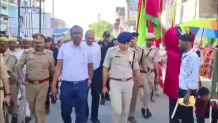 महाराजगंज: मोहर्रम जुलूस को लेकर प्रशासन सतर्क, भारी पुलिस बल तैनात, डीएम और एसपी ने परतावल बाजार का किया निरीक्षण
