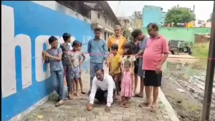 आदित्यपुर गम्हरिया: कांड्रा पंचायत के वार्ड 15 में कांड्रा सिनेमा हॉल के पास 200 फीट सड़क की निजी खर्च से मरम्मत
