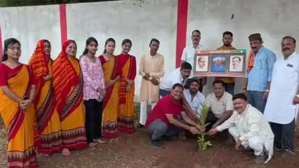 बड़वारा: बड़वारा के सरस्वती स्कूल में विधायक धीरेंद्र बहादुर सिंह ने माँ के नाम पर किया पौधारोपण
