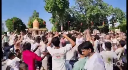 कुंडा: कड़ी सुरक्षा के बीच शेखपुर गांव में हनुमान मंदिर के सामने से निकली ताज़िया, राजा भैया के पिता ने लगाया गंभीर आरोप