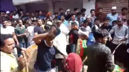 आंवला: तहसील क्षेत्र में मोहर्रम पर निकाला गया ताजिया जुलूस, चाचा नेहरू चौराहे पर मिले ताजिये