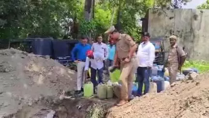 सिकंदरपुर: सिकन्दरपुर पुलिस ने थाना परिसर में 7287 लीटर अवैध शराब का किया विनष्टिकरण