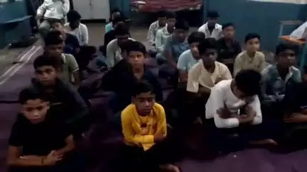 दमोह: आदिवासी छात्रावास में 'एक पेड़ मां के नाम': महिला महासभा ने किया वृक्षारोपण, बच्चों को रेनकोट और छाते बांटे