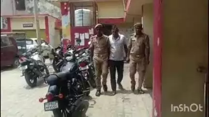 कासगंज: सदर कोतवाली पुलिस ने चेकिंग के दौरान अहरौली गांव के समीप से एक व्यक्ति को गिरफ्तार किया, 26 क्वार्टर अवैध शराब बरामद