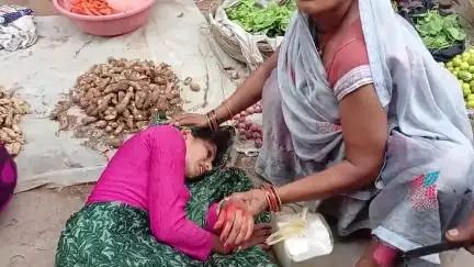 छतरपुर नगर: मेला ग्राउंड के हाट बाजार में युवक ने महिला पर लोहे की रॉड से किया हमला, ज़िला अस्पताल में भर्ती