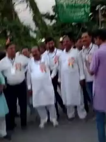 हमारे फारबिसगंज के श्रेष्ठ नेता सभी सहयोग में लगे हैं उनके बाद हमारे फारबिसगंज के उद्योगपति मूलचंद गोलछा जी