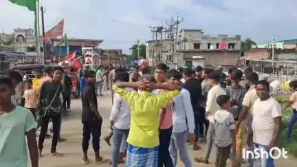 जमुई: अमरथ में पदाधिकारियों ने डीजे को किया जब्त, आक्रोशित लोगों ने ताजिया के साथ किया सड़क जाम, डीजे छोड़ने की कर रहे मांग