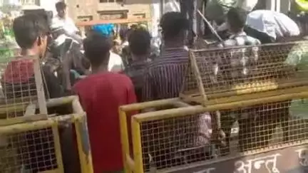 प्रतापगढ़: डेरवा बाजार में पुलिस की सुरक्षा में कर्बला पहुंचा ताजिया, शिव मंदिर के सामने करतब पर थी आपत्ति