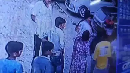 कोल: थाना बन्ना देवी क्षेत्र के सीमा मल्टीप्लेक्स पर मनचलों की जमकर पिटाई, पिटाई का वीडियो सोशल मीडिया पर हुआ वायरल