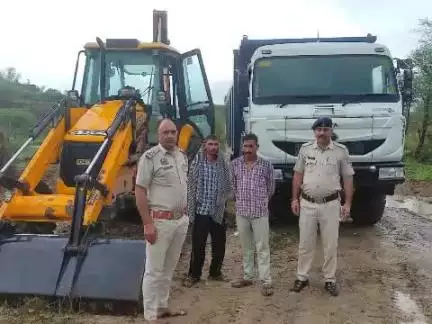 नूरपुर: जिला पुलिस नूरपुर ने अवैध खनन के मामले में डमटाल के कृष्णा स्टोन क्रशर से एक जेसीबी और टिप्पर किया ज़ब्त