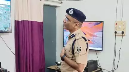 गया टाउन सीडी ब्लॉक: मुहर्रम के शांतिपूर्ण आयोजन को लेकर गया एसएसपी आनंद कुमार ने पुलिस कंट्रोल रूम का औचक निरीक्षण किया, निर्देश दिए
