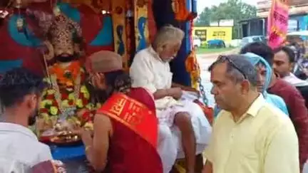 बरघाट: महाराष्ट्र के गोंदिया जिले से खाटू श्याम की पैदल यात्रा पर निकले श्रद्धालु पहुंचे ग्राम धारना, ग्रामीणों ने किया स्वागत