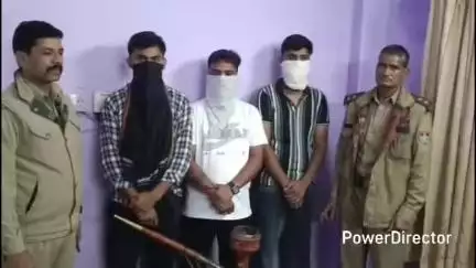 नैनीताल: मैदान की पार्किंग में वाहनों के बीच हुक्का पी रहे हरियाणा के तीन पर्यटकों को पुलिस ने हिरासत में लेकर किया चालान