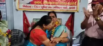 आज जन अधिकार पार्टी झाँसी कार्यालय पर महिला प्रकोष्ठ के नवनियुक्त जिला अध्यक्ष श्रीमती उर्मिला देवी कुशवाहा जी का जोरदार स्वागत के साथ बधाई और शुभकामनाएं दी।
जय जन अधिकार पार्टी,जय माननीय श्री बाबू सिंह कुशवाहा, जय माननिया शिवकन्या कुशवाहा