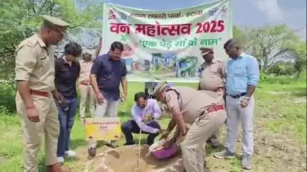 इटावा: लायन सफारी पार्क में 'एक पेड़ मां के नाम' अभियान के तहत पर्यावरण छात्र संसद के साथ मिलकर पौधा रोपण किया गया
